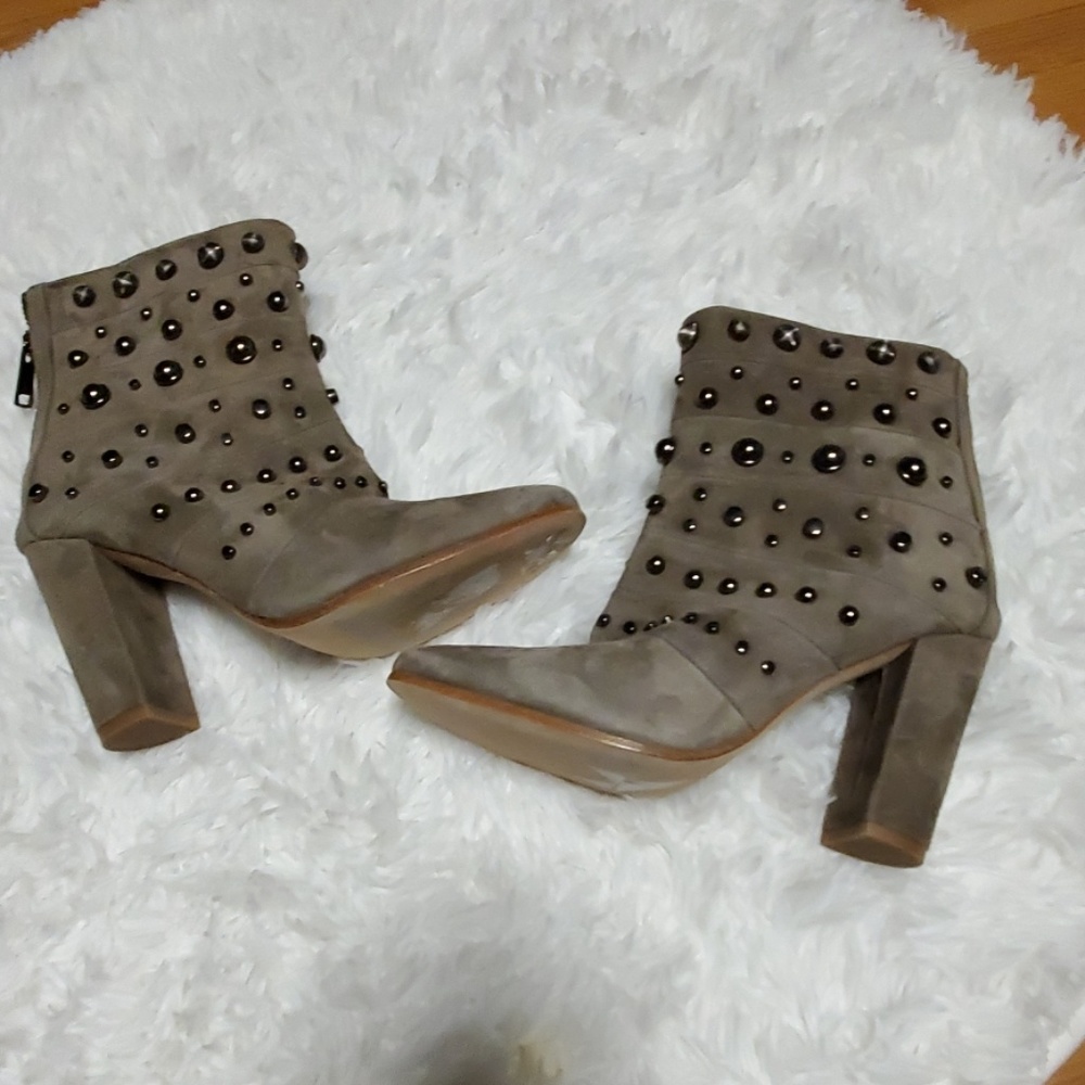 New without tags Badgley mischka kurt booties